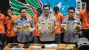 Kabid Humas Polda Metro Jaya Kombes Argo Yuwono (tengah) menunjukkan barang bukti sabu saat rilis kasus narkoba jaringan Malaysia-Jakarta di Ditresnarkoba Polda Metro Jaya, Jakarta, Kamis (8/8/2019). Ditresnarkoba Polda Metro Jaya berhasil menyita 10 kilogram sabu. (Liputan6.com/Faizal Fanani)