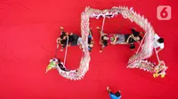 Pemain dari kelompok barongsai Naga Merah Putih Bogor melakukan latihan dengan Liong di kawasan Babakan Pasar, Kota Bogor, Jawa Barat, Rabu (11/1/2023). Latihan tersebut  untuk mempersiapkan penampilan menyambut Tahun Baru Imlek. (Liputan6.com/Herman Zakharia)