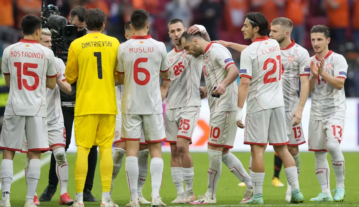 Sebelum pertandingan usai, Goran Pandev yang digantikan pemain lain mendapatkan Guard of Honour dari sejumlah pemain Makedonia Utara dipinggir lapangan. Pandev memang layak ia terima atas kariernya yang luar biasa bersama timnas. (Foto: AFP/Pool/Peter Dejong)