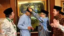 Ketua Umum PBNU, Said Aqil Siradj memakaikan peci ke Dubes Inggris untuk Indonesia, Moazzam Malik di Jakarta,  (8/4). Mereka berdialog masalah terorisme dan radikalisme dari sudut pandang NU sebagai organisasi Islam terbesar. (Liputan6.com/JohanTallo)