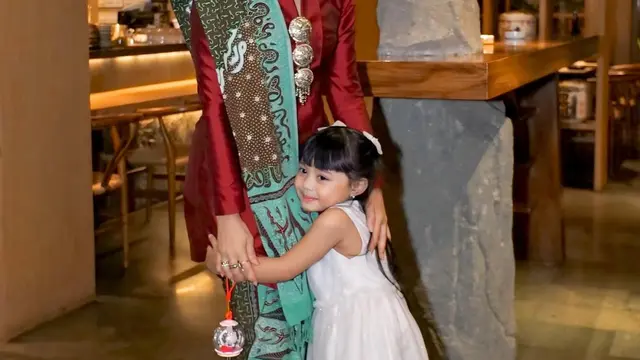 Gaya Kris Dayanti, Ashanty, dan Luhde Menzel, Trio Mama Berwastra Hadiri Wisuda Sarah Menzel