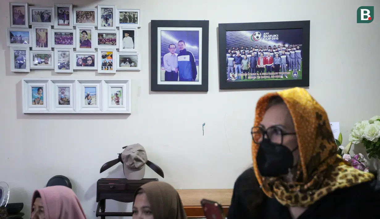 Foto mantan Sekjen PSSI, Nugraha Besoes bersama anggota keluarganya di rumah duka, Perumahan Alfa Indah Blok A II No.18 Joglo, Jakarta Barat, Senin (06/02/2023). Nugraha Besoes meninggal dunia pada Senin (06/02/2023) pukul 00.19 WIB di RS PON. (Bola.com/Bagaskara Lazuardi)