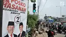 Poster kampanye pasangan Cagub dan Cawagub Jawa Barat TB Hasanuddin-Anton Charliyan terpampang di pinggir jalan kota Bekasi, Minggu (24/6). (Merdeka.com/Iqbal Nugroho)