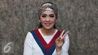 Penyanyi Syahrini berpose usai latihan nyanyi buat HUT SCTV di Jakarta, Jumat (19/8). Penyanyi Syahrini latihan nyanyi untuk tampil di malam puncak HUT SCTV ke 26 live di Istora Senayan pada Rabu  (24/8/2016). (Liputan6.com/Herman Zakharia)