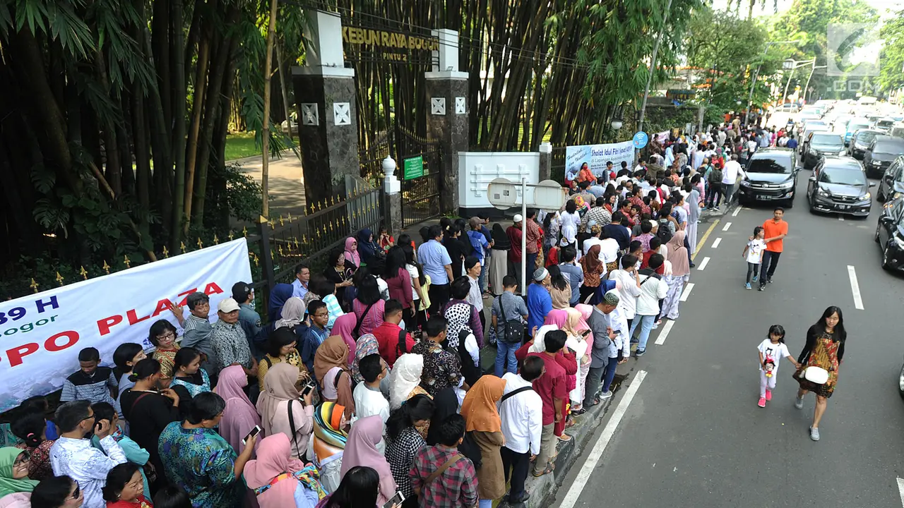 Ribuan Warga Antre Open House Presiden Jokowi