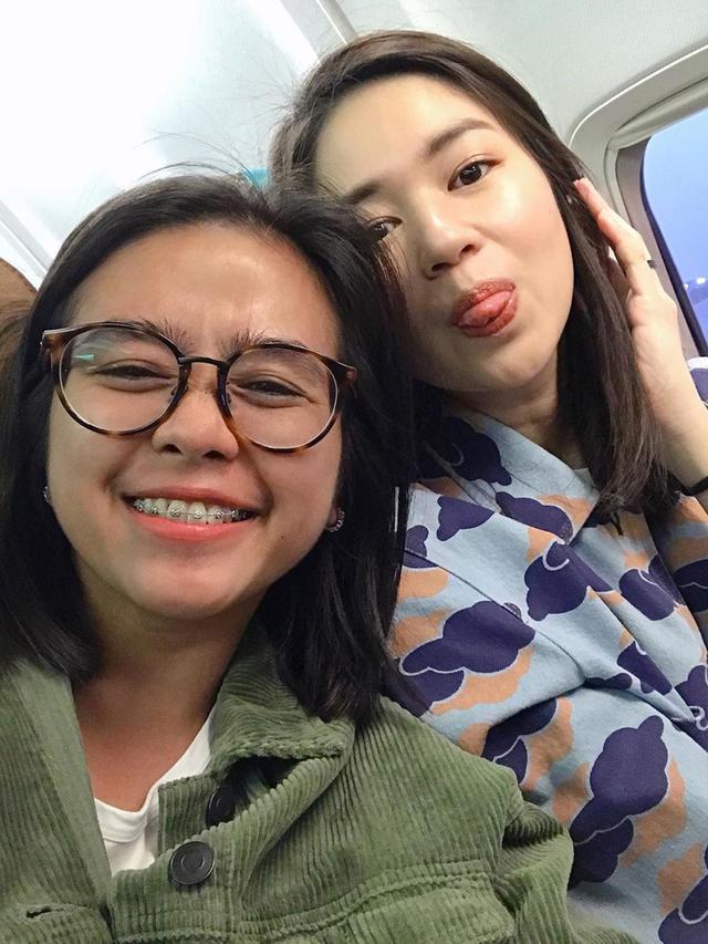 6 Potret Kompak Laura Basuki dan Manajernya, Bak Saudara Kandung
