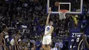 Aksi Pemain Golden State Warriors, Klay Thompson memasukan bola saat melawan Indiana Pacers pada laga NBA Oracle Arena,Oakland, California, (5/12/2016). (AP/Ben Margot)
