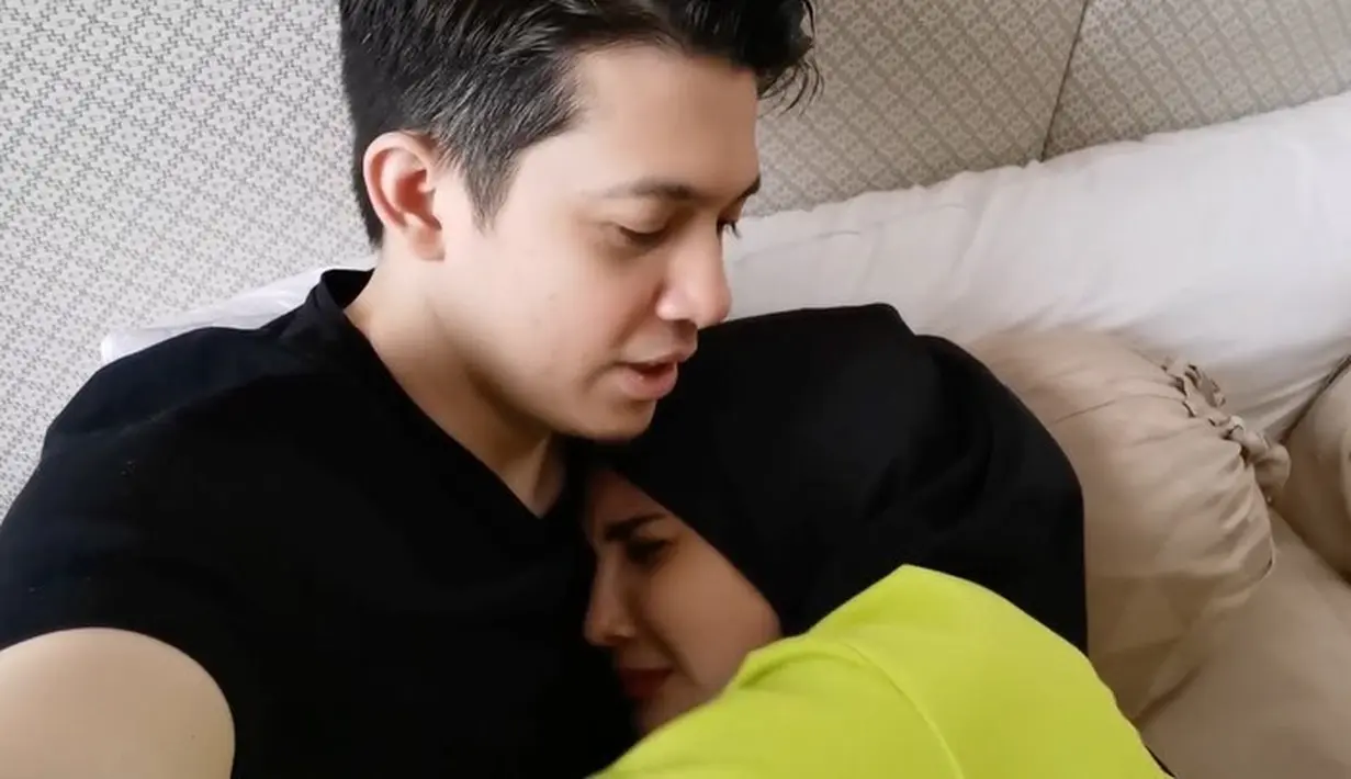 Melihat beberapa unggahan Zaskia, nampaknya selama masa kehamilan ia jadi lebih manja dengan sang suami. Bahkan, ia menuliskan bahwa dirinya tidak bisa ditinggal sebentarpun oleh Irwan. (Instagram/zaskiasungkar15)