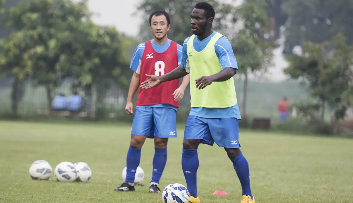 Striker Semen Padang, James Koko Lomel, bersiap memberikan umpan saat latihan jelang laga final Piala Jenderal Sudirman melawan Mitra Kukar di Lapangan Sutasom, Jakarta, Jumat (22/1/2016). (Bola.com/Vitalis Yogi Trisna)