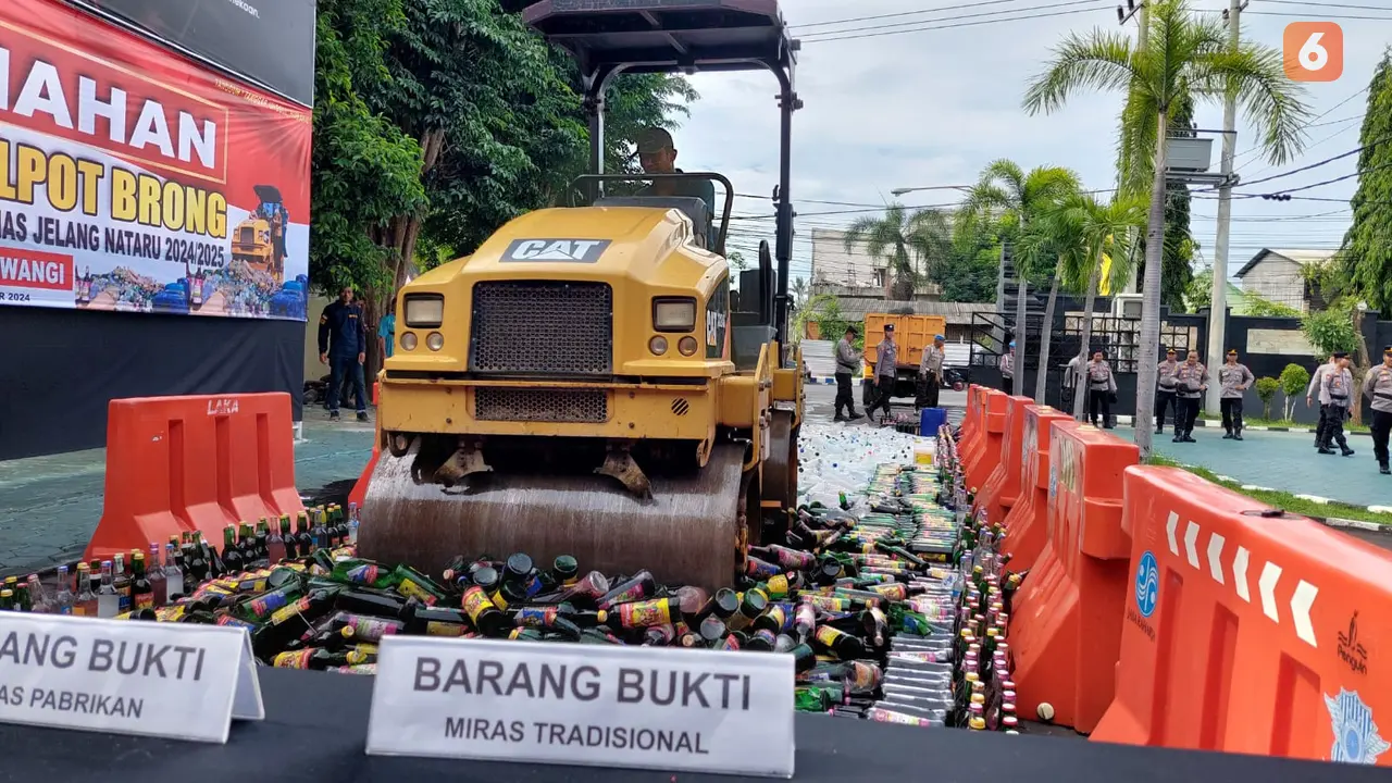 Pemusnahan ribuan botol miras jelang perayaan Natal dan Tahun Baru di Mapolresta Banyuwangi (Hermawan Arifianto)