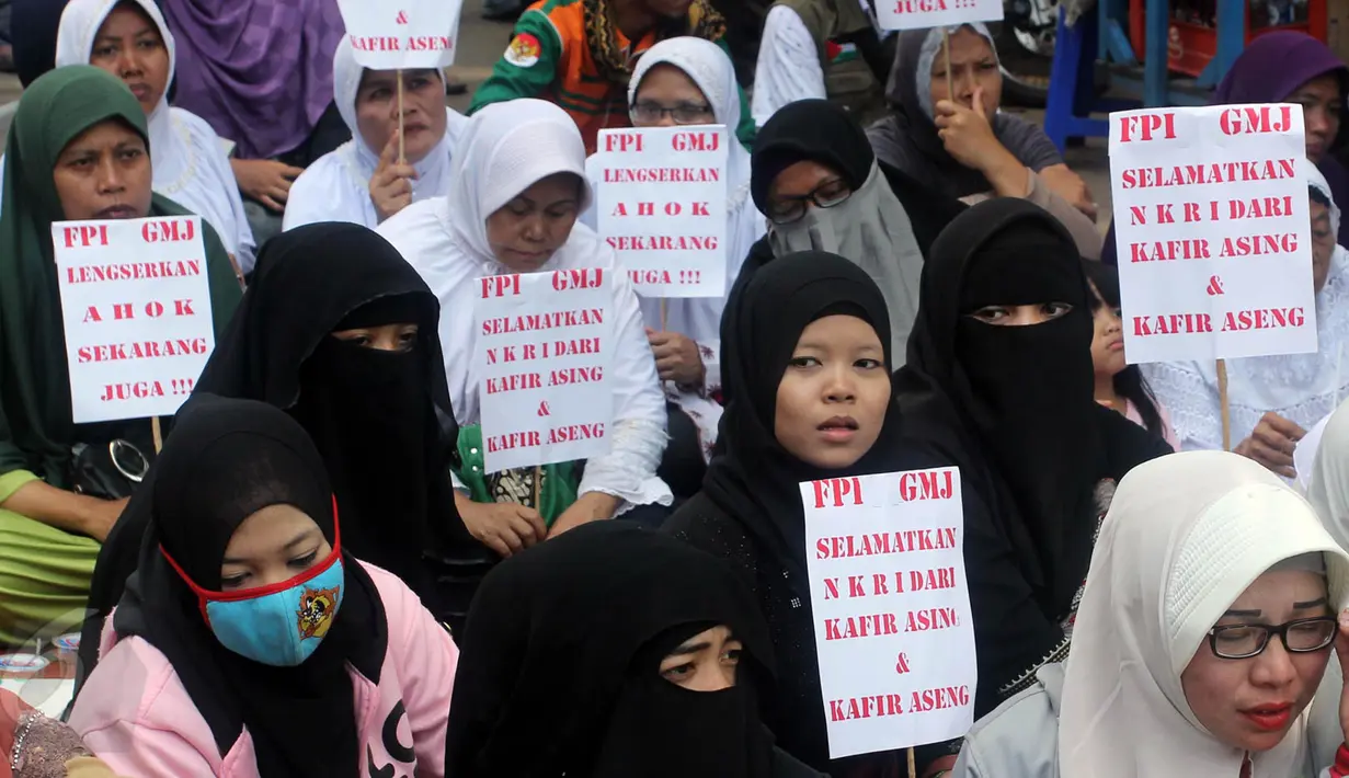Sejumlah wanita ikut dalam aksi di depan di depan Gedung DPRD DKI Jakarta, (1/6/2015). Mereka menuntut  Gubernur DKI Jakarta, Basuki Tjahaja Purnama alias Ahok untuk lengser dari jabatannya. (Liputan6.com/JohanTallo)