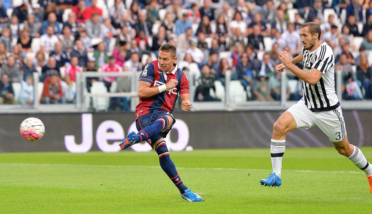 Pemain Bologna Anthony Mounier (kiri) mencetak gol ke gawang Juventus dalam lanjutan Liga Italia Seri A di Juventus Stadium, Turin, Minggu (04/10/2015).Juventus menang 3-1.  (EPA/Di Marco)