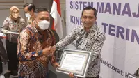 Banyuwangi meraih penghargaan sebagai kabupaten pilot project terbaik dalam penerapan Sistem Informasi Kinerja Aparatur Sipil Negara (ASN).&nbsp; (Dok. Humas Banyuwangi)