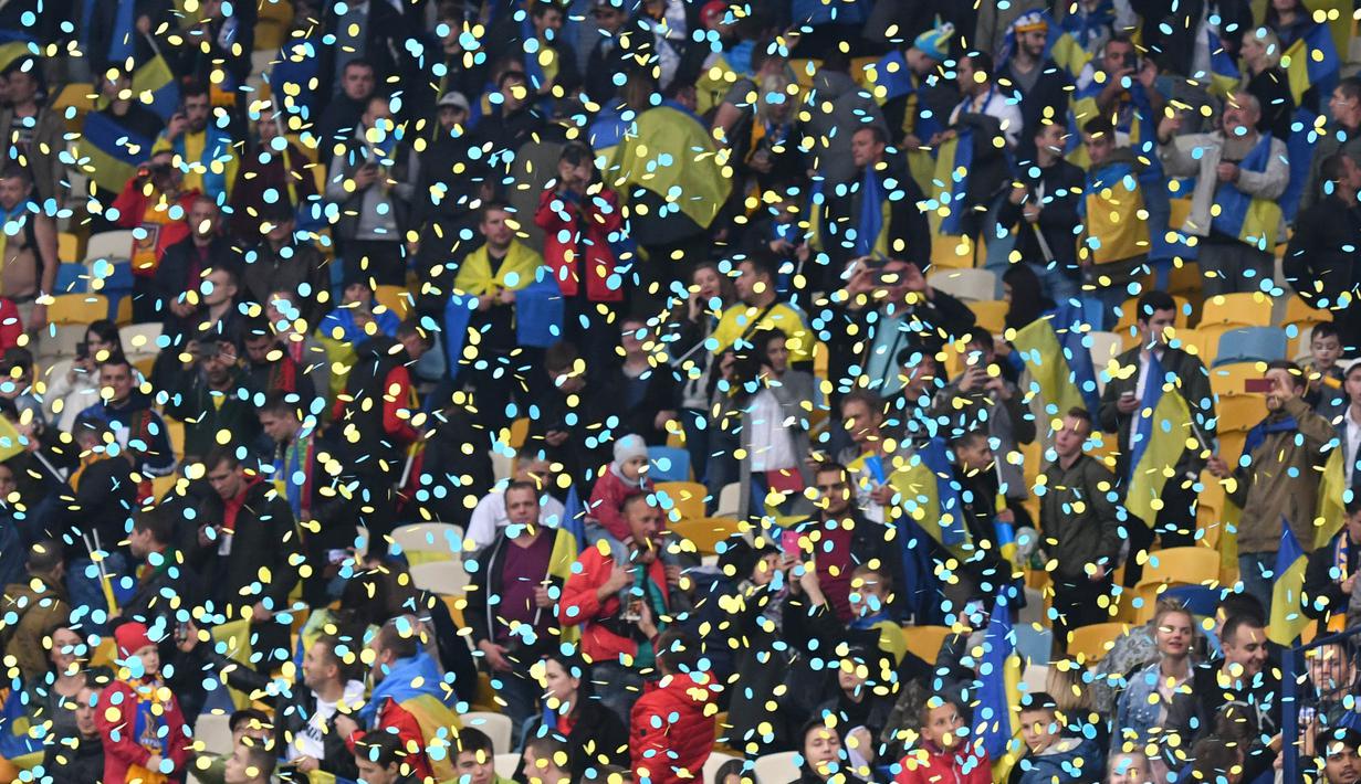 Suporter merayakan kemenangan Ukraina atas Portugal pada laga Kualifikasi Piala Eropa 2020 di Stadion NSK Olimpiyskyi, Kiev, Senin (14/10). Ukraina menang 2-1 atas Portugal. (AFP/Genya Savilov)