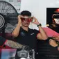 Pebalap Tag Heuer Porsche Formula E Team, Pascal Wehrlein sedang mencoba visor helm sebelum melakukan latihan bebas tiga Jakarta E-Prix 2023 yang berlangsung di Jakarta International E-Prix Circuit (JIEC), Ancol, Jakarata, Minggu (04/06/2023).