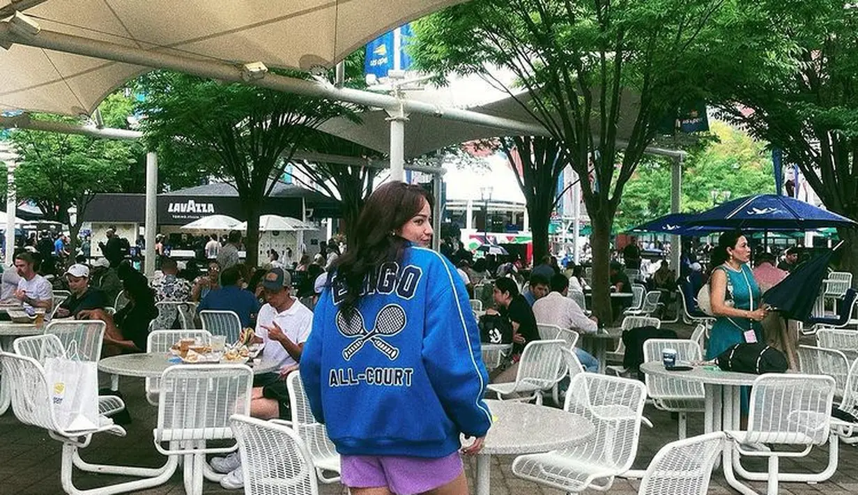 Paduan warna yang digunakan juga terlihat menggemaskan. Ungu dan Biru menjadu dua warna yang mendominasi gayanya. (foto: Instagram/ Enzy Storia)