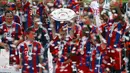 Pemain Bayern Munich merayakan gelar juara Bundesliga, usai menumbangkan VfB Stuttgart (1-0) di laga terakhir Liga Jerman di Munich, (10/5/2014). (REUTERS/Michaela Rehle)