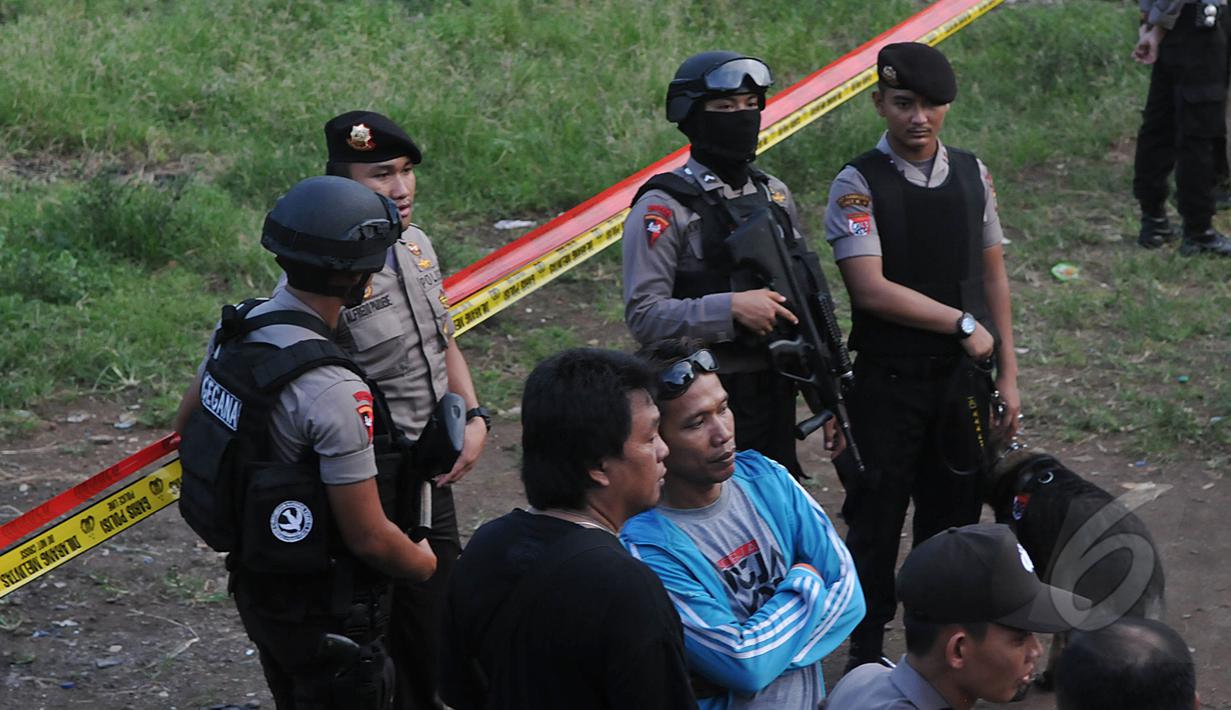 Pihak Kepolisian melakukan penjagaan di sekitar tempat terjadinya ledakan di kawasan Tanah Abang, Jakarta Pusat, Rabu (8/4/2015). Akibat dari ledakan ini empat orang dikabarkan terluka. (Liputan6.com/Johan Tallo)