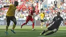 Proses terjadinya gol yang dicetak striker Belgia, Romelu Lukaku, ke gawang Tunisia pada laga grup G Piala Dunia di Stadion Spartak, Moskow, Sabtu (23/6/2018). Belgia menang 5-2 atas Tunisia. (AP/Antonio Calanni)