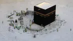 Sejumlah pekerja mengelilingi Kakbah di Masjidil Haram, Mekah, Arab Saudi, Kamis (5/3/2020). Pemerintah Arab Saudi mengosongkan sementara area Masjidil Haram untuk sterilisasi atas kekhawatiran penyebaran virus corona (COVID-19). (ABDEL GHANI BASHIR/AFP)