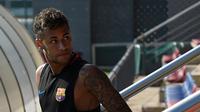 Penyerang Barcelona, Neymar, tiba di pusat latihan Joan Gamper, Sant-Joan Despi (17/7/2017). Neymar ikut terbang bersama rombongan tim Barcelona ke Amerika Serikat (AS) untuk melakoni International Champions Cup (ICC) 2017.  (AFP/Lluis Gene)