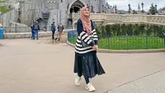 Gaya penampilan Shireen Sungkar saat mengunjungi taman hiburan ini pun terlihat sangan simpel. Ia pun hanya mengenakan kaus oversize dengan rok panjang serta sneakers. Penampilan sederhana Shireen ini pun terlihat sangat nyaman dikenakan. (Liputan6.com/IG/@shireensungkar)