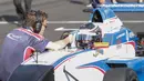 Pebalap Indonesia, Presley Martono, bersiap mengikuti balapan pertama seri kelima Formula Renault 2.0 Eurocup Hungaria di Sirkuit Hungaroring, Sabtu (1/7/2017). Start dari posisi ke-21, Presley finis di peringkat ke-17. (Bola.com/Reza Khomaini)