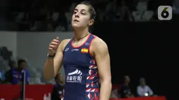 Pebulutangkis tunggal putri Spanyol, Carolina Marin saat melawan Nitchaon Jindapol (Thailand) pada babak pertama Indonesia Masters 2020 di Istora GBK, Jakarta, Rabu (15/1/2020). Carolina Marin unggul 21-13, 21-15. (Liputan6.com/Helmi Fithriansyah)