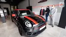 Director of Communications, BMW Group Indonesia Jodie O’tania (tengah), Chairman PT Plaza Auto Raya Robert Wardhana pada peluncuran mobil MINI John Cooper Works dengan 3 variant di diler MINI Plaza MINI Senopati, Jakarta, Kamis (07/10/2021). (Liputan6.com/HO/MINI)