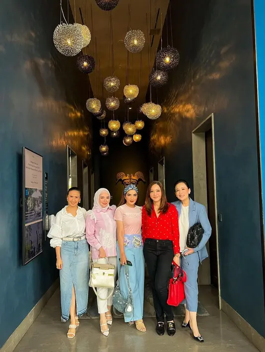 Seperti diketahui, Ashanty dan Anang Hermansyah bersama tiga anak serta timnya baru saja menikmati liburan di Thailand. Bahkan, sebelum kembali ke Jakarta menyempatkan untuk menyaksikan konser Blackpink, Born Pink Encore World tour Bangkok. [Instagram/ashanty_ash]