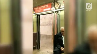 Rekaman hujan merembes masuk ke dalam subway di New York, Amerika.