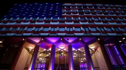 Warna dan corak bendera Amerika Serikat diproyeksikan di Gedung Kedutaan Besar AS di London, Inggris, Selasa (8/11). Gedung Kedubes AS itu dicat dengan warna bendera AS dalam rangka memeriahkan Pilpres AS 2016. (REUTERS/Hannah McKay)