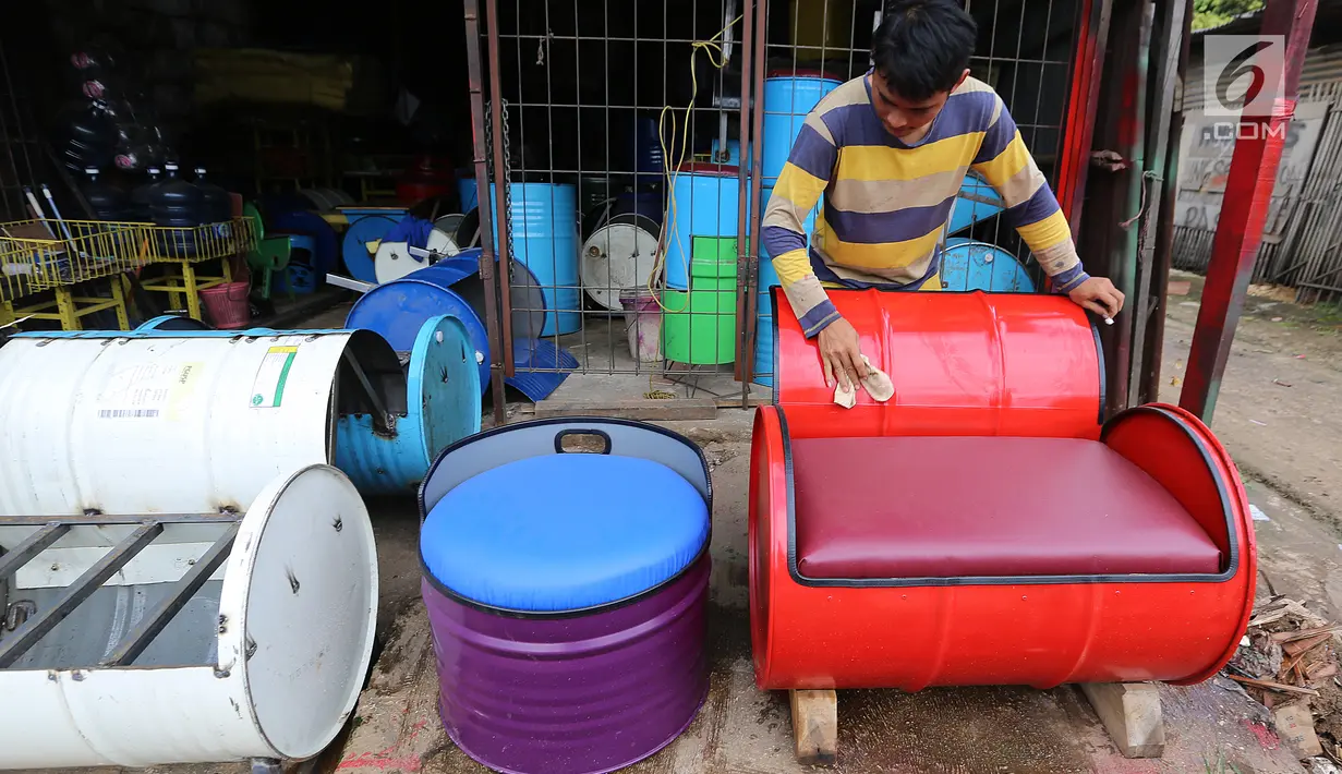 Pekerja sedang membersihkan kursi dari drum bekas di industri kecil Ali Kreatif, Parung Bogor, Selasa (30/1). Industri yang beromset 20 juta rupiah setiap minggunya juga memproduksi tempat sampah, lemari hingga meja. (Liputan6.com/Fery Pradolo)
