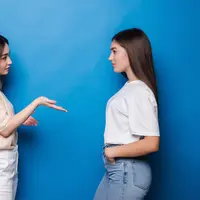 Mendengarkan cerita teman adalah bentuk perhatian, tetapi hubungan yang sehat juga memberi ruang bagi kedua belah pihak untuk saling didengar. (Foto/Dok: Magnific)