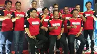 Bupati Karanganyar, Juliyatmono (duduk tengah) bersama jajaran pelatih PB Djarum dalam audisi Djarum 2018. (Bola.com/Vincentius Atmaja)