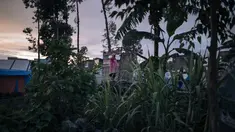 Seorang gadis Muslim yang mengungsi karena melarikan diri dari serangan pemberontak M23 (Gerakan 23 Maret) berdiri di sebuah kamp pengungsian di Goma, Republik Demokratik Kongo bagian timur, 27 Maret 2023. (ALEXIS HUGUET / AFP)