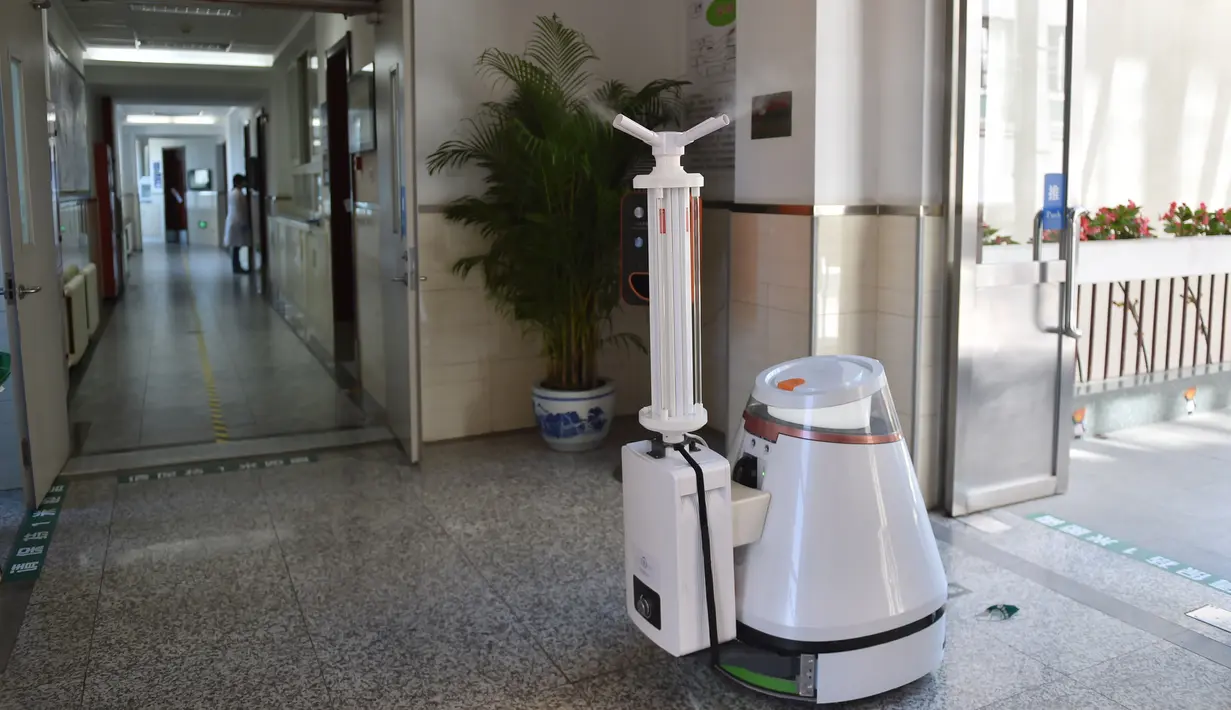 Sebuah robot disinfektan beroperasi di gedung Sekolah Menengah No. 166 di Beijing, ibu kota China, (11/5/2020). Beijing pada Senin (11/5) memulai kembali kegiatan belajar di kelas untuk siswa tingkat akhir di seluruh sekolah menengah pertama seiring meredanya dampak Covid-19. (Xinhua/Peng Ziyang)