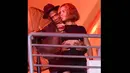 Sang rapper tampak melingkarkan lengannya di pinggang sang istri, Beyonce, yang sedang menggenggam minuman, Senin (1/9/14). (Dailymail)