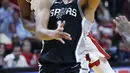 Pemain San Antonio Spurs, Kyle Anderson (kanan) berusaha memasukan bola saat diadang pemain Miami Heat, Josh Richardson pada laga NBA basketball game di Miami, (25/10/2017). Spurs kalahkan Heat 117-100.  (AP/Wilfredo Lee)