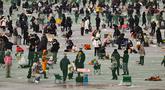 Orang-orang memancing melalui lubang-lubang di sungai yang membeku selama festival tahunan memancing di atas es, Hwacheon, Korea Selatan, pada Sabtu 10 Januari 2026. Ribuan orang memadati area Festival Tahunan Memancing di Atas Es Hwacheon tahun 2026. (Shin Yong-ju/AFP)