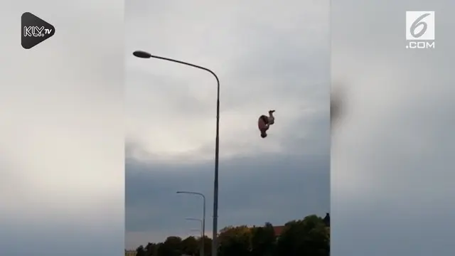 Aksi nekat seorang pemadam kebakaran Swedia melompat dari tiang Penerangan Jalan Umum (JPU) demi berenang di sungai.