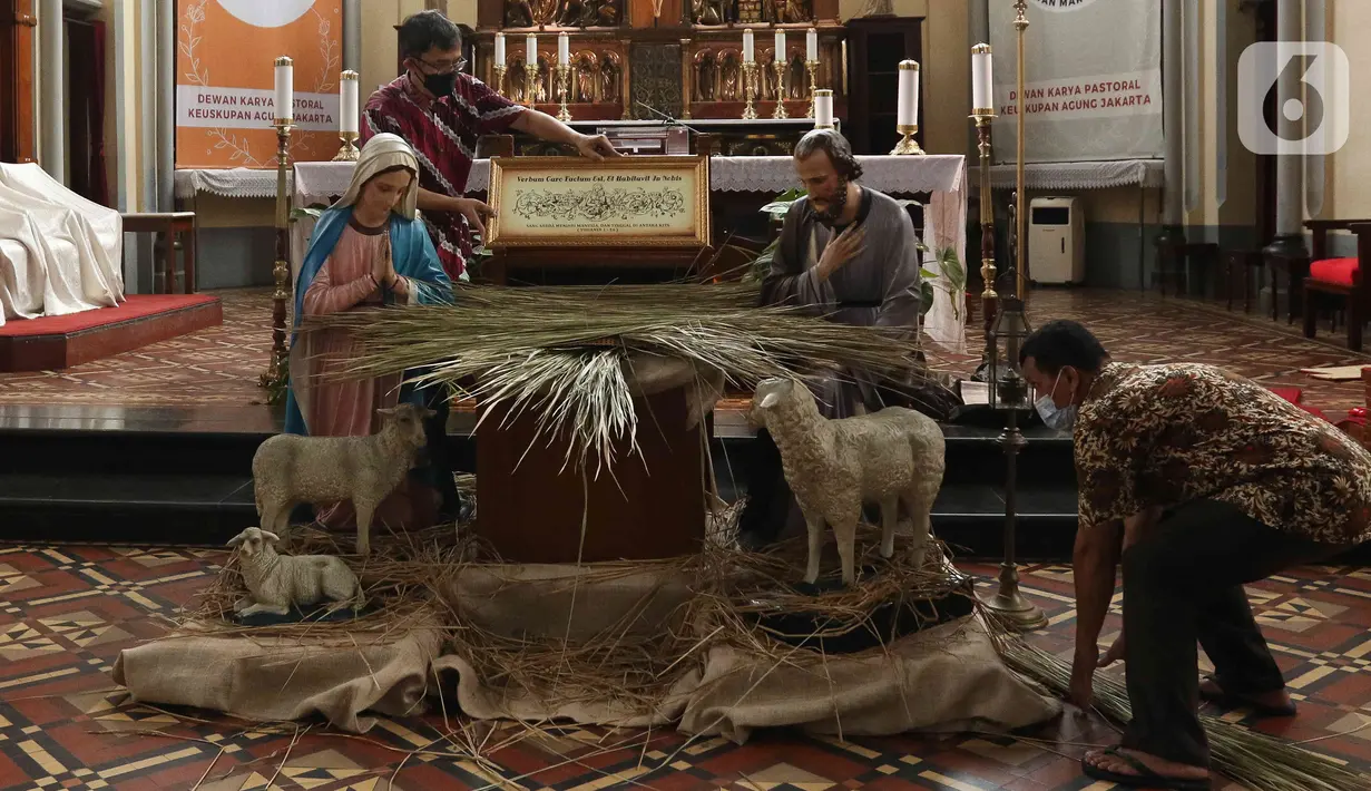 Pekerja melakukan persiapan jelang ibadah Natal di Gereja Katedral, Jakarta, Jumat (23/12/2022). Menjelang peringatan Natal pada Minggu (25/12) mendatang, Gereja Katedral Jakarta melakukan persiapan bersih-bersih dan pemasangan dekorasi. (Liputan6.com/Herman Zakharia)