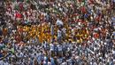 Ribuan umat Hindu membentuk piramida manusia untuk mencapai dan memecahkan dahi-handi (pot yang terbuat dari tanah liat) pada Festival Janmashtami di Mumbai, India, 6 September 2015. Festival ini menandai kelahiran dewa Krishna (REUTERS/Danish Siddiqui)