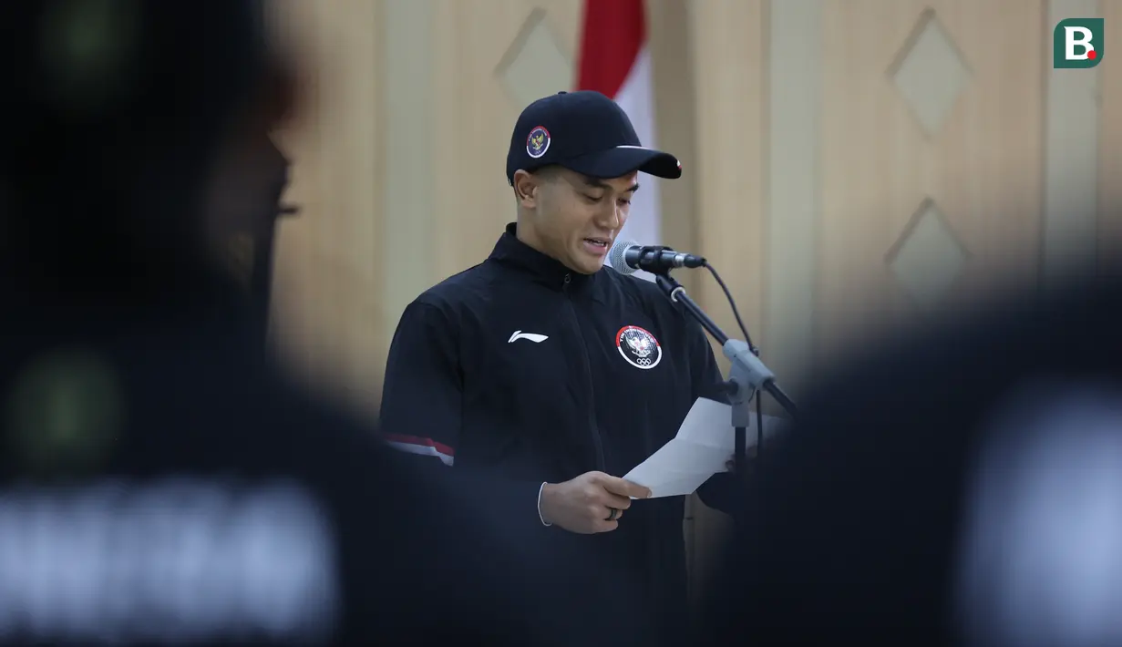 <p>Chef de Mission (CdM) Kontingen Indonesia, Anindya Bakrie membacakan sambutan dalam upacara Pengukuhan Kontingen Indonesia untuk Olimpiade Paris 2024 di Auditorium Wisma Kemenpora, Jakarta, Rabu (10/7/2024). Sebanyak 29 atlet akan mewakili Indonesia untuk berlaga dalam Olimpiade Paris 2024 pada 26 Juli hingga 11 Agustus 2024 mendatang. (Bola.com/Abdul Aziz)</p>