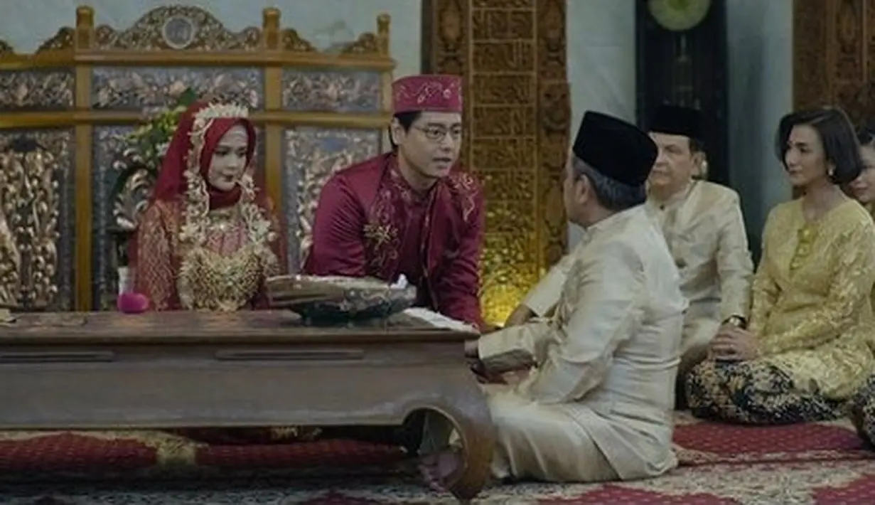 Roger Danuarta dan Cut Meyriska di film "Berhenti di Kamu". (Tangkapan Layar Instagram/rogerojey)