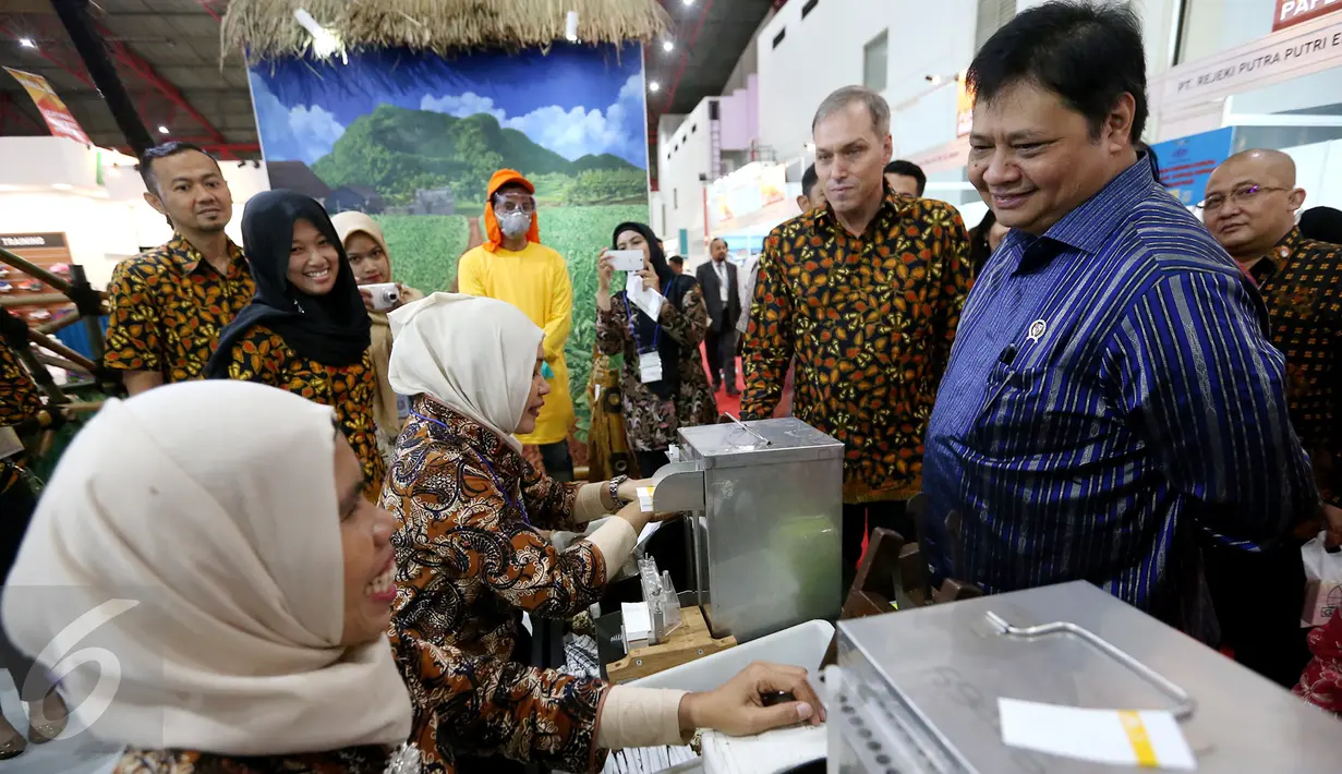 Menteri Perindustrian, Airlangga Hartato (kanan), didampingi Presdir PT. HM Sampoerna Tbk Paul Janelle (kedua kanan), menyapa para pelinting rokok kretek di Paviliun Sampoerna, Rabu (12/10). (Liputan6.com/Faizal Fanani)