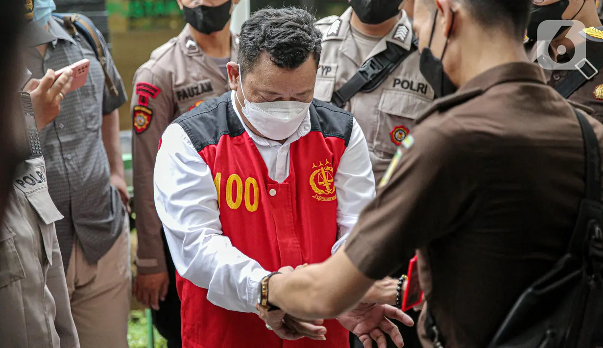 Terdakwa kasus pembunuhan Brigadir Nopriansyah Yosua Hutabarat atau Brigadir J, Kuat Ma'ruf bersiap untuk menjalani sidang lanjutan di Pengadilan Negeri Jakarta Selatan, Jakarta, Rabu (26/10/2022). Dalam sidang tersebut hakim menolak eksepsi Kuat Ma'ruf. (Liputan6.com/Faizal Fanani)