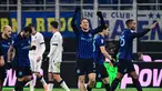 Gelandang Inter Milan asal Polandia, Piotr Zielinski (tengah) merayakan golnya dalam pertandingan pekan ke-17 Serie A Italia melawan Bologna di Stadion San Siro, Milan, Minggu (4/1/2026) waktu setempat atau Senin (5/1/2026) dini hari WIB. Inter Milan memastikan kembali ke puncak klasemen usai meraup poin penuh pada pertandingan pekan ke-18 Serie A Italia 2025/2026. (Piero CRUCIATTI/AFP)