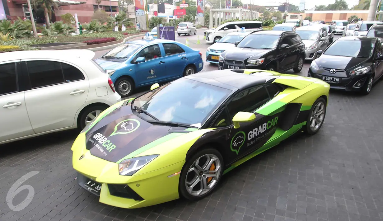 Supercar Lamborghini melaju di jalanan usai peluncuran Grabcar, layanan pesan kendaraan berbasis aplikasi di Jakarta, Rabu (21/10). 10 supercar Lamborghini akan beroperasi pada 24 -25 Oktober dan 31 Oktober-1 November. (Liputan6.com/Angga Yuniar)