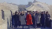 Presiden Richard Nixon dan ibu negara Pat Nixon memimpin ketika mereka melakukan tur ke Tembok Besar China, dekat Beijing, Februari 1972. (Liputan6/AP)